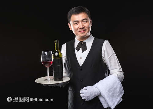 男服務(wù)生紅酒服務(wù)要領(lǐng) 專業(yè)與儀態(tài)并重